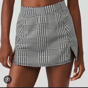 Never worn Alo Yoga Skirt